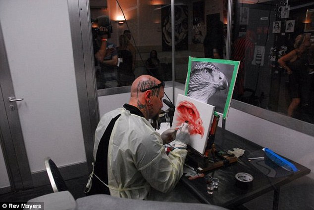 Ekstrem, seniman ini alirkan darahnya untuk melukis dengan airbrush