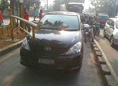 7 Momen apes pengendara saat masuk busway, kena batunya