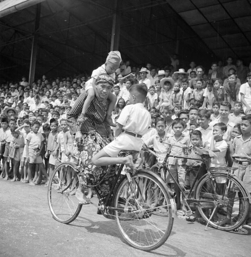15 Potret Solo zaman dulu, mulai warung opium legal sampai kereta kuno