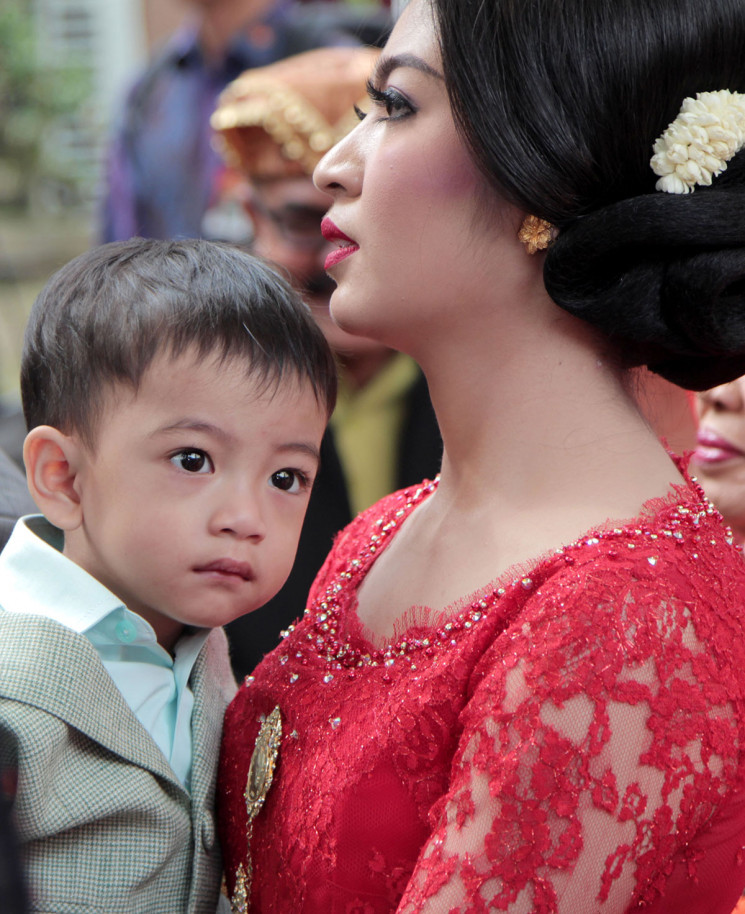 Beda gaya Selvi Ananda dan Aliya Rajasa saat momong anak