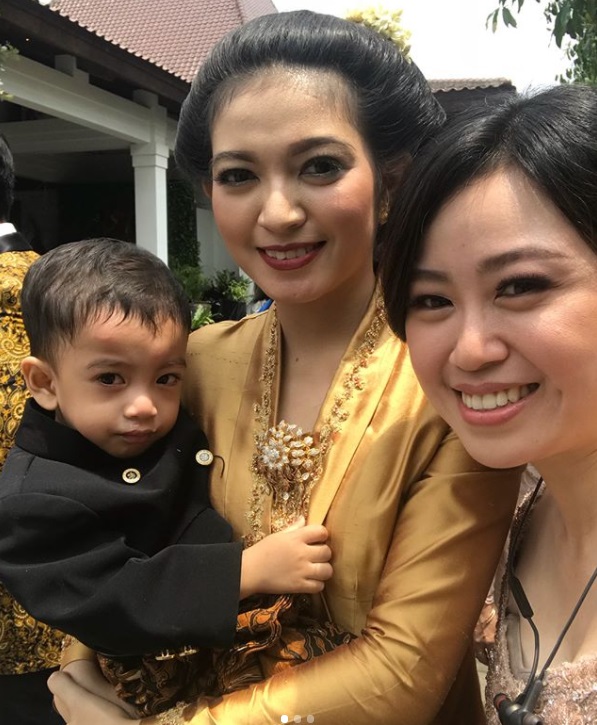 Beda gaya Selvi Ananda dan Aliya Rajasa saat momong anak