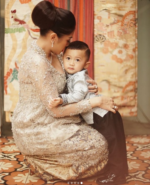 Beda gaya Selvi Ananda dan Aliya Rajasa saat momong anak