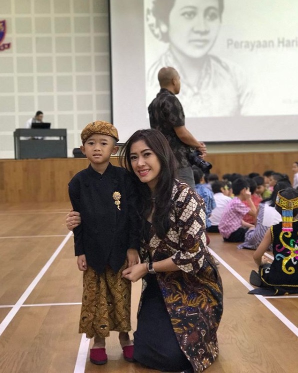 Beda gaya Selvi Ananda dan Aliya Rajasa saat momong anak