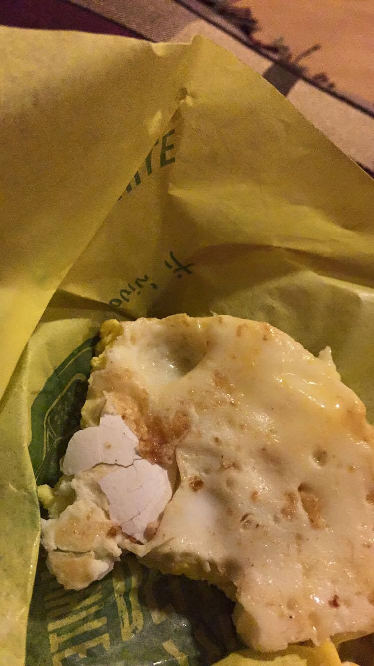 11 Kejanggalan pada makanan ini bikin selera hilang, ada pisang sosis