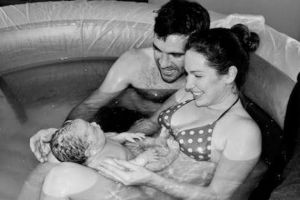 Tren melahirkan water birth dan Lotus birth, aman kah?