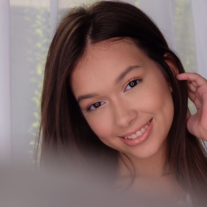 10 Gaya santai Rebecca Klopper, pemeran utama di Siluman Buaya Putih