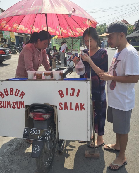 14 Seleb ini nggak gengsi makan di warung kaki lima, salut abis