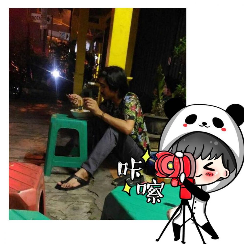 14 Seleb ini nggak gengsi makan di warung kaki lima, salut abis