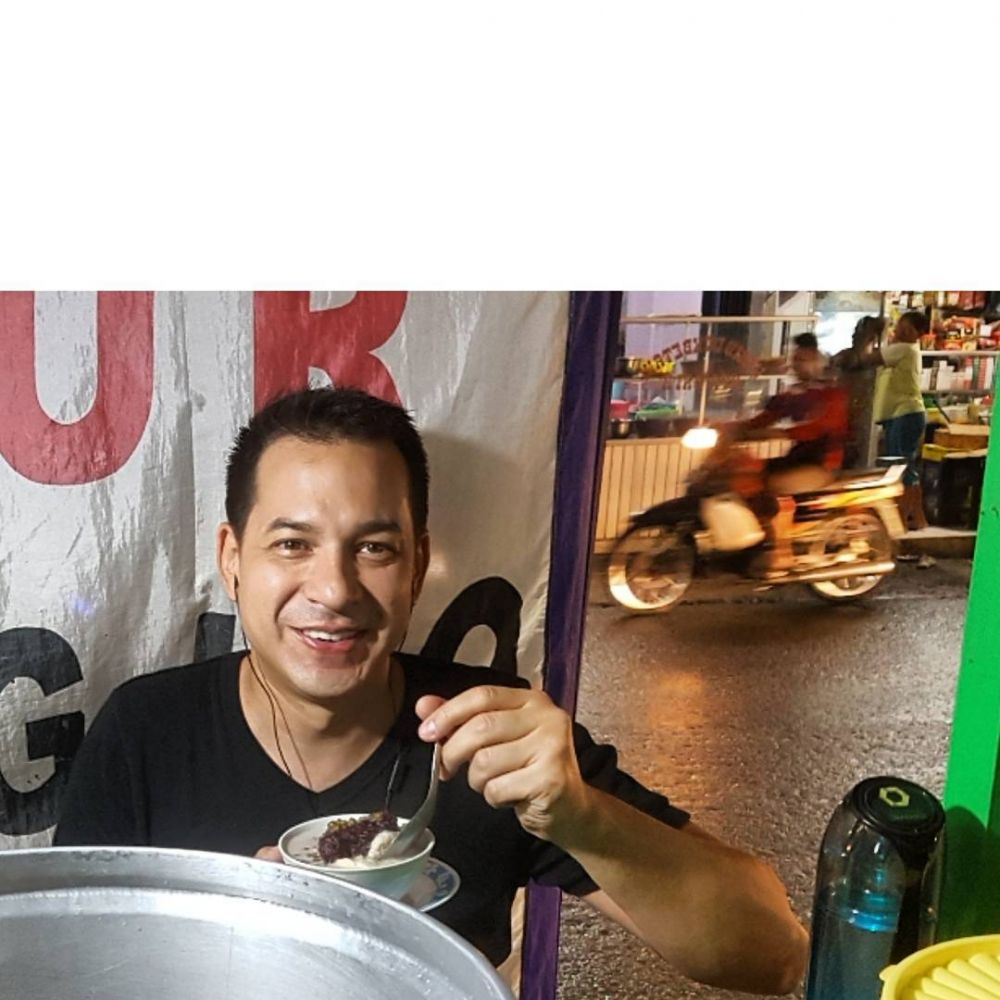 14 Seleb ini nggak gengsi makan di warung kaki lima, salut abis