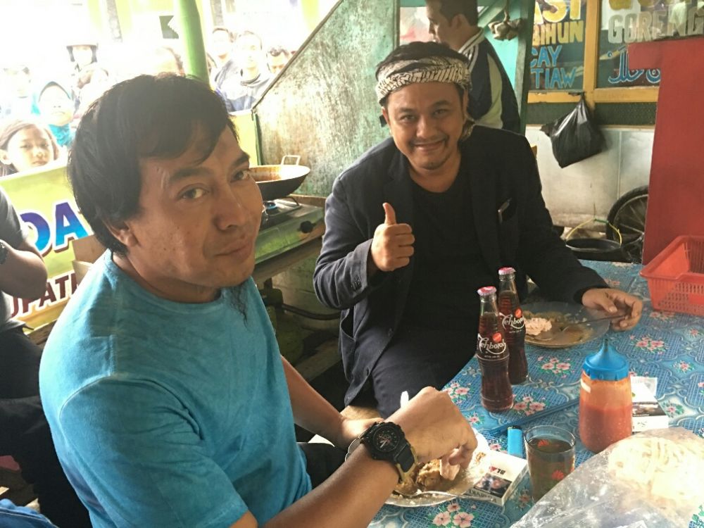14 Seleb ini nggak gengsi makan di warung kaki lima, salut abis