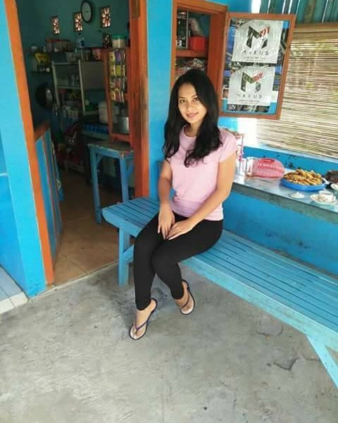 10 Foto Andita, artis Tukang Ojek Pengkolan yang kini jualan kopi