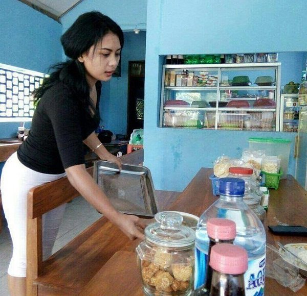 10 Foto Andita, artis Tukang Ojek Pengkolan yang kini jualan kopi