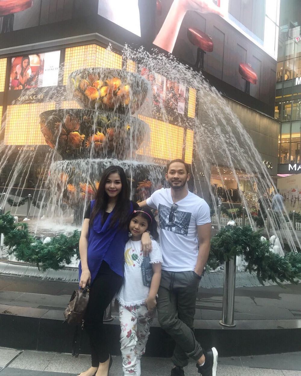 Istri 7 anak band ini sering menemani suaminya manggung, so sweet abis