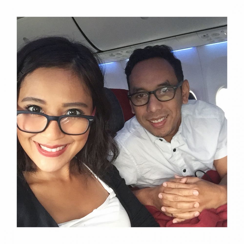 Istri 7 anak band ini sering menemani suaminya manggung, so sweet abis