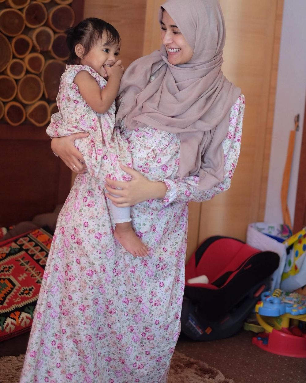 5 Artis cantik ini kembaran baju sama putri kecilnya, kompak abis