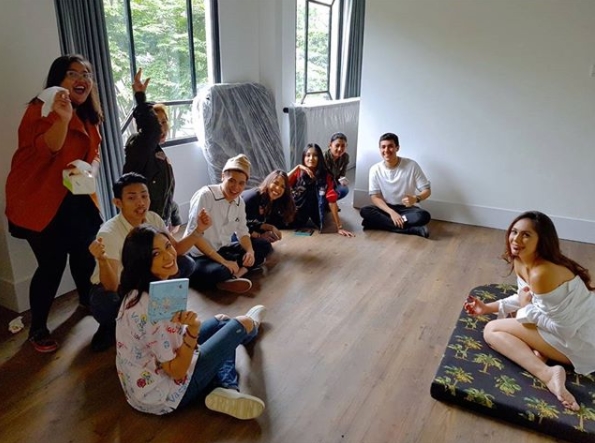 Gaya Wulan Guritno makan cokelat ini bikin cowok panas dingin