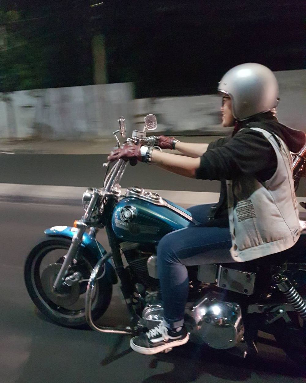 10 Potret Ipoet, putri Indro 'Warkop DKI' yang gemar naik moge