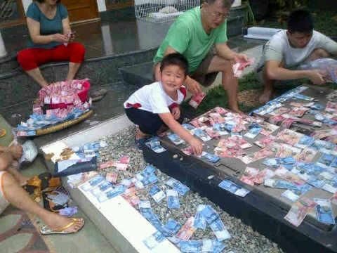 10 Foto parodi kocak 'pencucian uang' ini dijamin bikin kamu ngakak