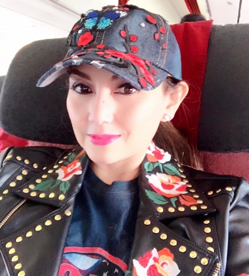 10 Gaya glamor Nia Daniaty yang berusia setengah abad, makin memesona!