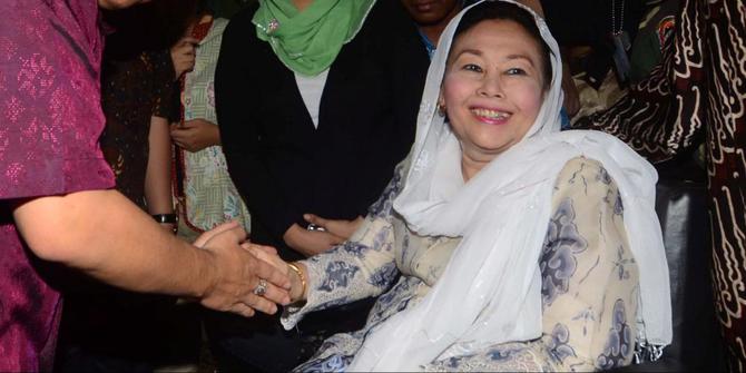 Potret 6 istri Presiden Indonesia saat memakai sanggul, anggun