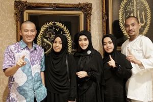 Foto Syahrini bareng Ustaz Felix Siauw ini tuai perdebatan, kenapa ya?