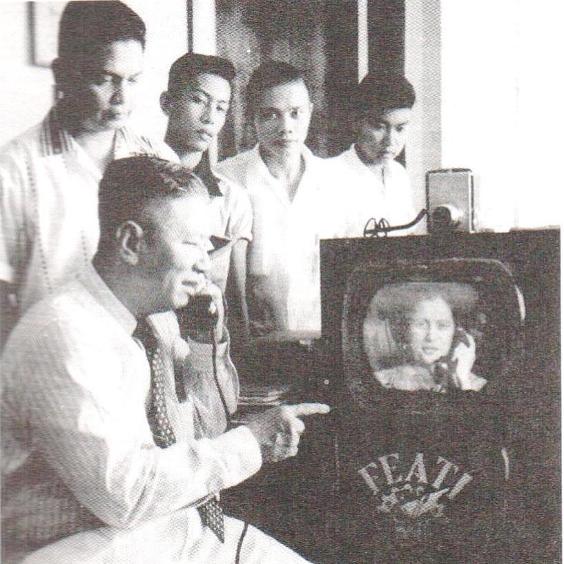 Viral, beredar potret pria sedang lakukan video call di tahun 1950-an