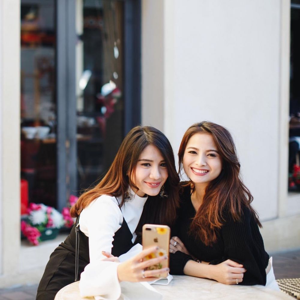 10 Potret pertemanan Acha Septriasa & Acha Sinaga, bak saudara kandung