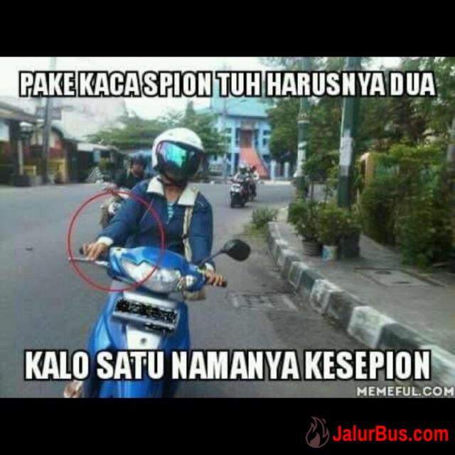 10 Meme di balik spion ini bikin senyum-senyum sendiri, kamu pernah? 