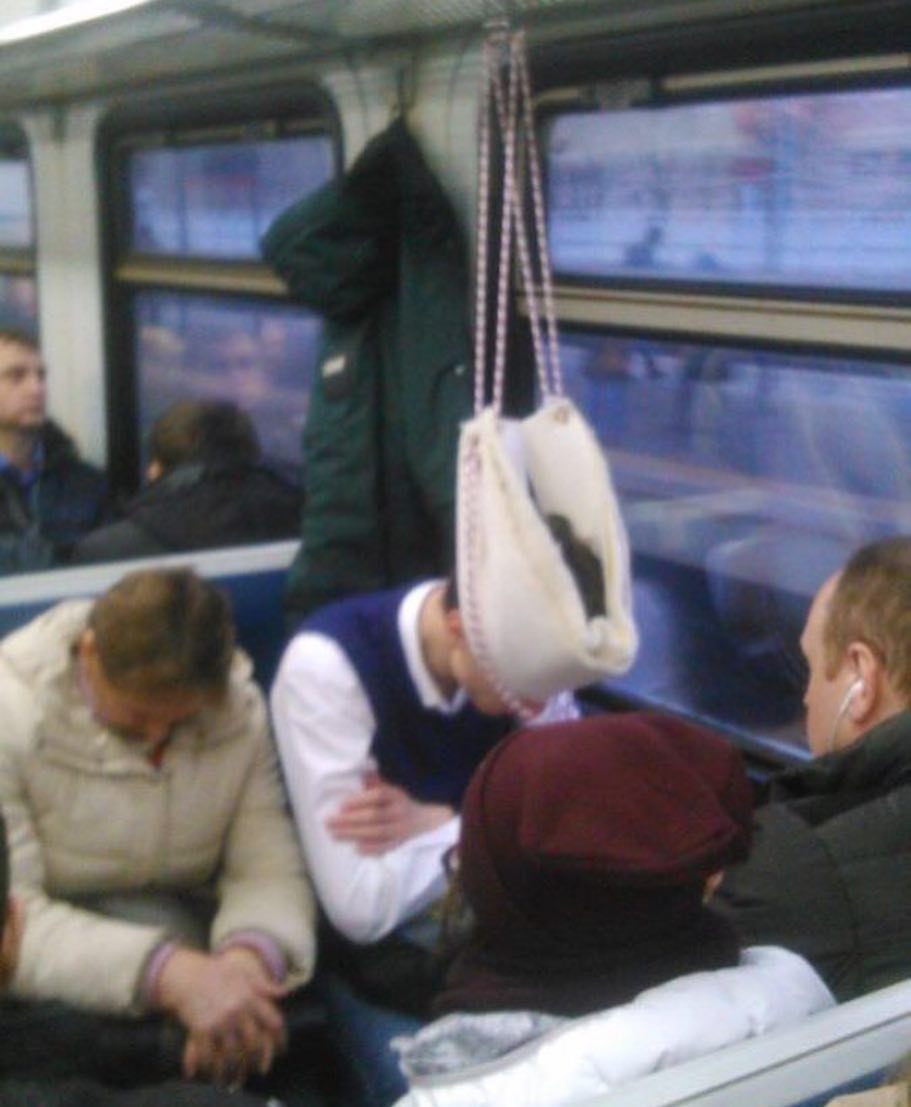 10 Kelakuan absurd penumpang di kereta, ada yang bawa masuk mobil