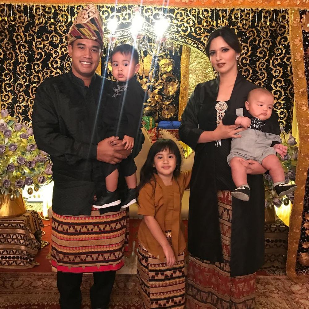 Biduk rumah tangga 6 seleb muda ini jauh dari kabar miring, harmonis