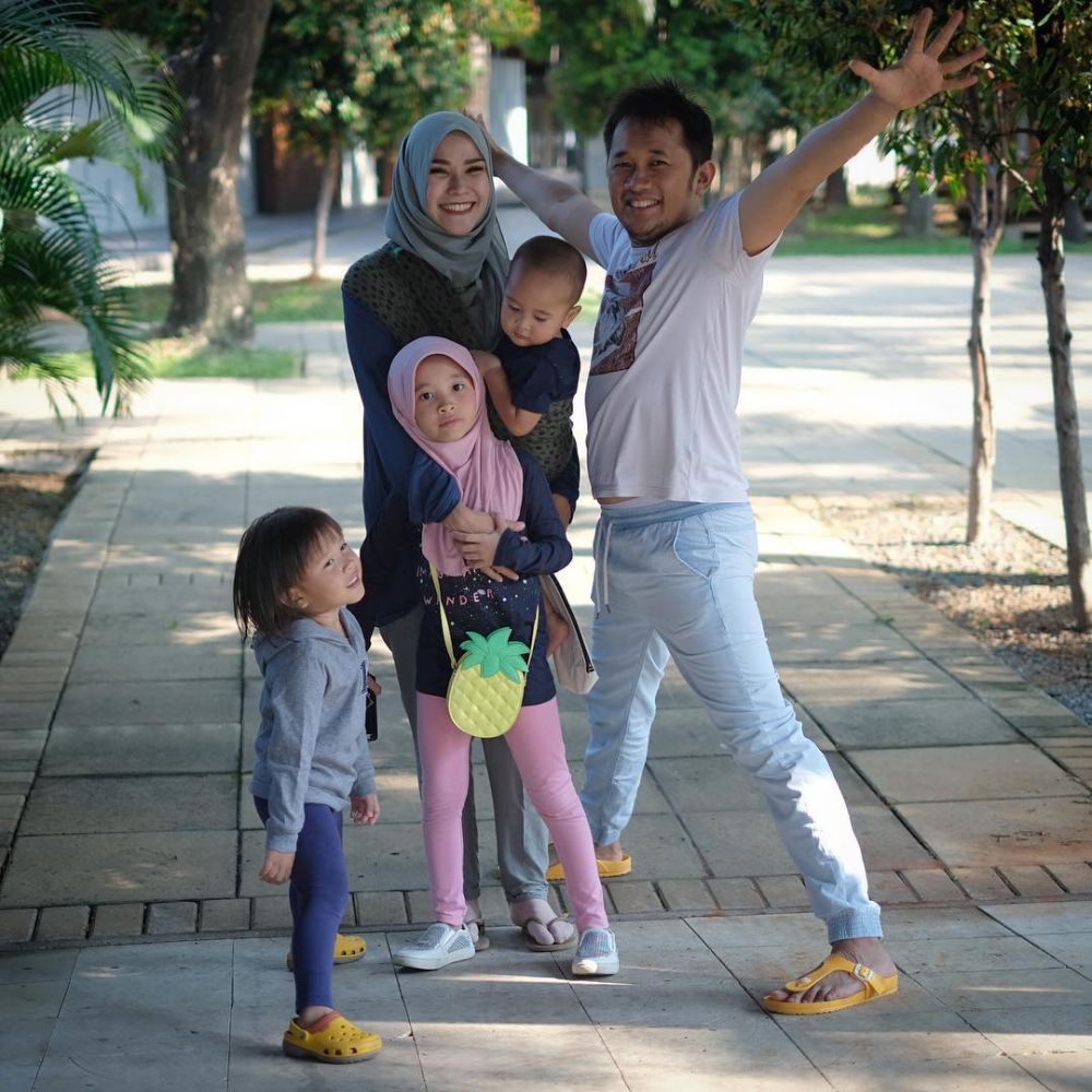 Biduk rumah tangga 6 seleb muda ini jauh dari kabar miring, harmonis