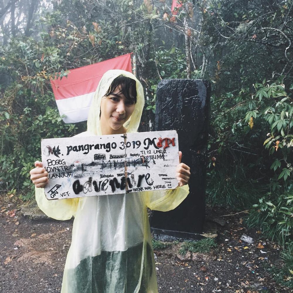 10 Pesona Adinda Thomas, pesinetron cantik yang hobi mendaki gunung