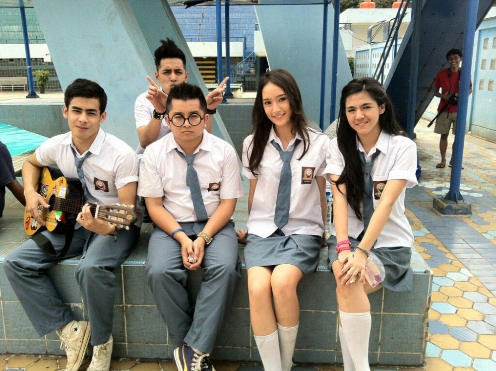 Gaya cantik 12 seleb Indonesia saat berseragam SMA, cute abis