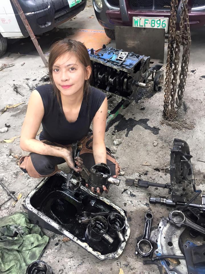 10 Pesona Tantin Legaspi, si montir seksi yang bikin rajin ganti oli
