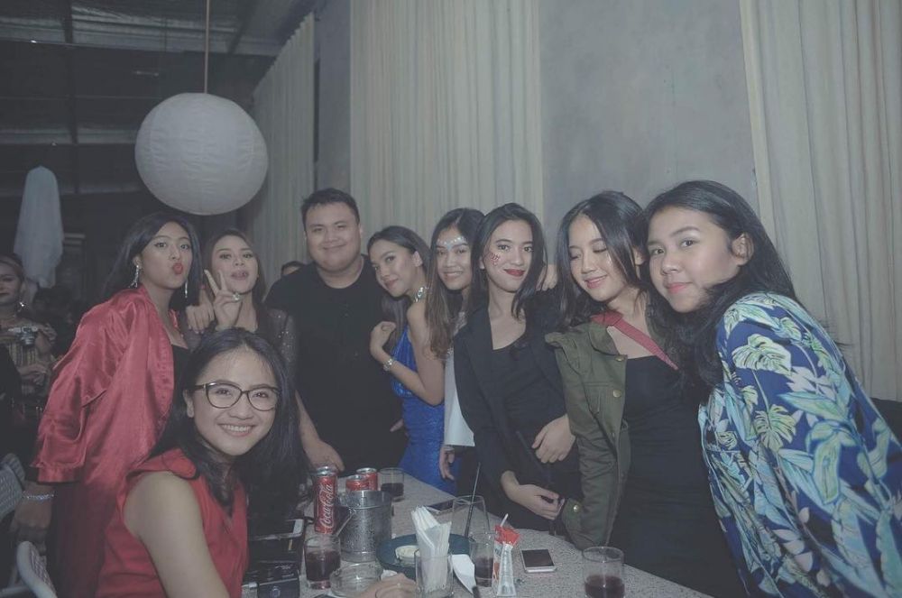 10 Momen saat Aurel seru-seruan bersama geng semasa SMA, cantik semua!