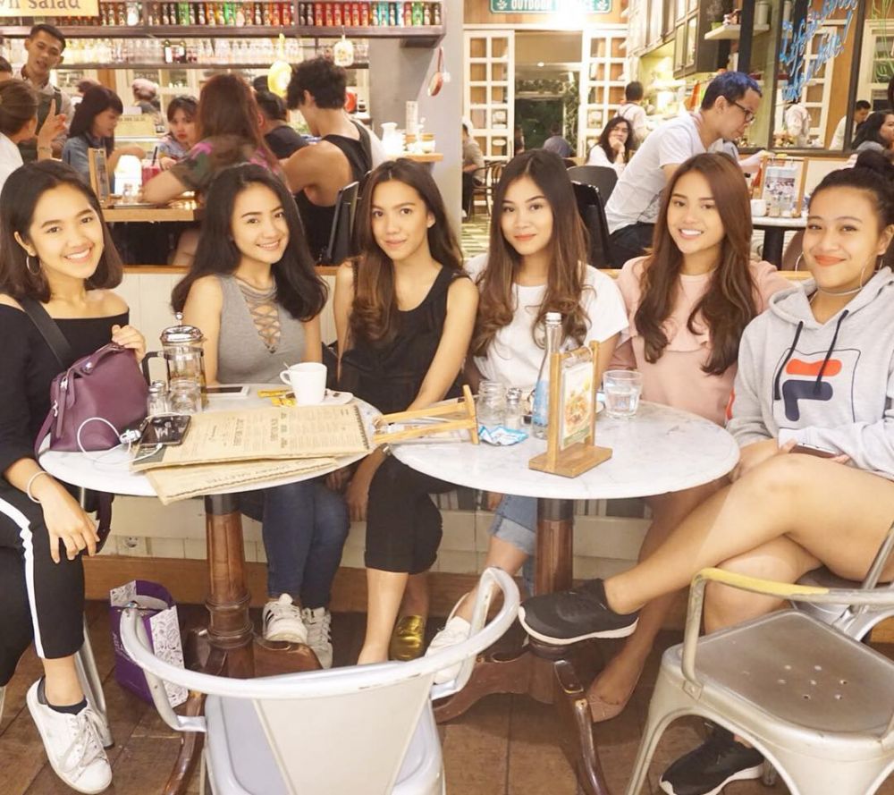 10 Momen saat Aurel seru-seruan bersama geng semasa SMA, cantik semua!