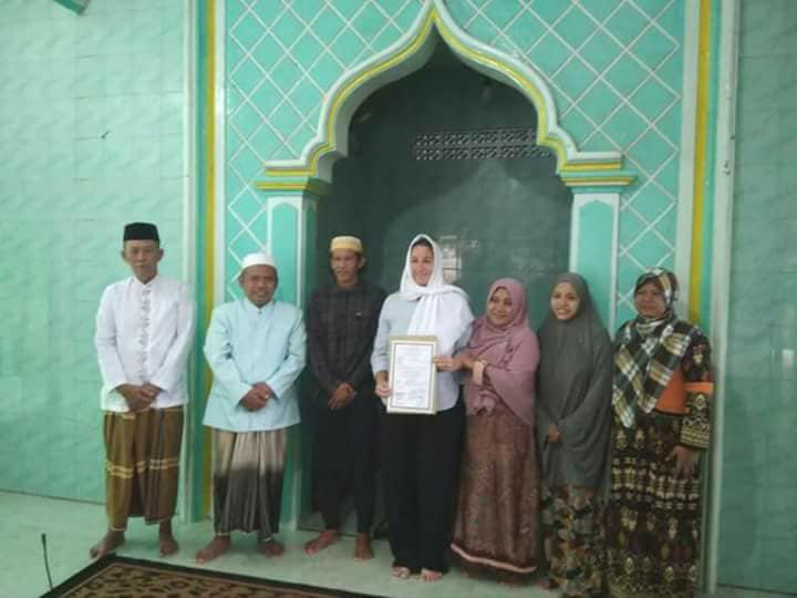 Nikahi bule cantik, pria Bojonegoro bikin geger kampung halamannya