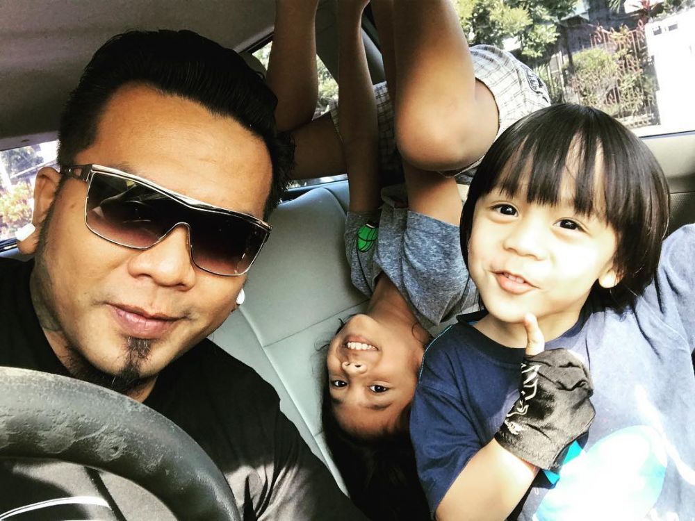 Kedekatan 6 musisi ganteng sama anak cowoknya, ayah rocker idaman nih!