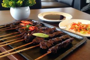 5 Makanan khas Indonesia ini disajikan di hotplate, lezatnya nambah!