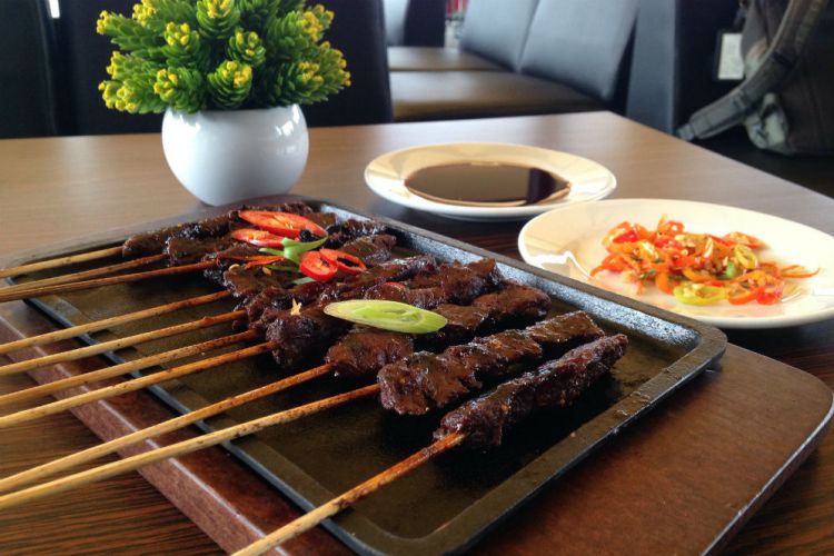 5 Makanan khas Indonesia ini disajikan di hotplate, lezatnya nambah!
