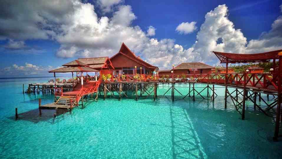 10 Penginapan terapung di Indonesia, serasa berada di Maldives