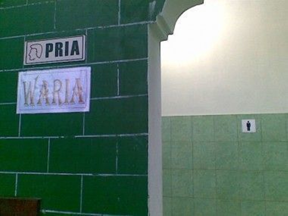 12 Peringatan di toilet ini kocaknya bikin lupa kalau lagi kebelet