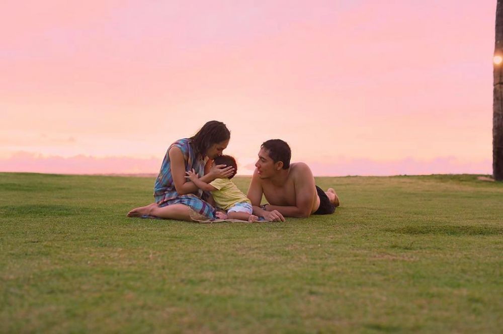 Dikaruniai anak, 10 pasangan seleb ini jadi orangtua baru tahun 2017