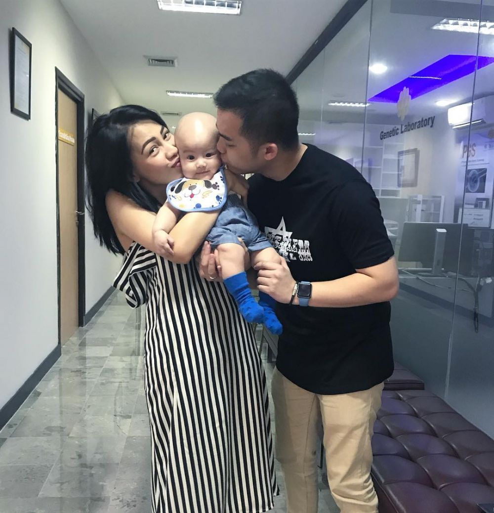 Dikaruniai anak, 10 pasangan seleb ini jadi orangtua baru tahun 2017