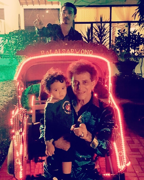 Gaya personel God Bless saat momong cucu, aura rockernya tak hilang