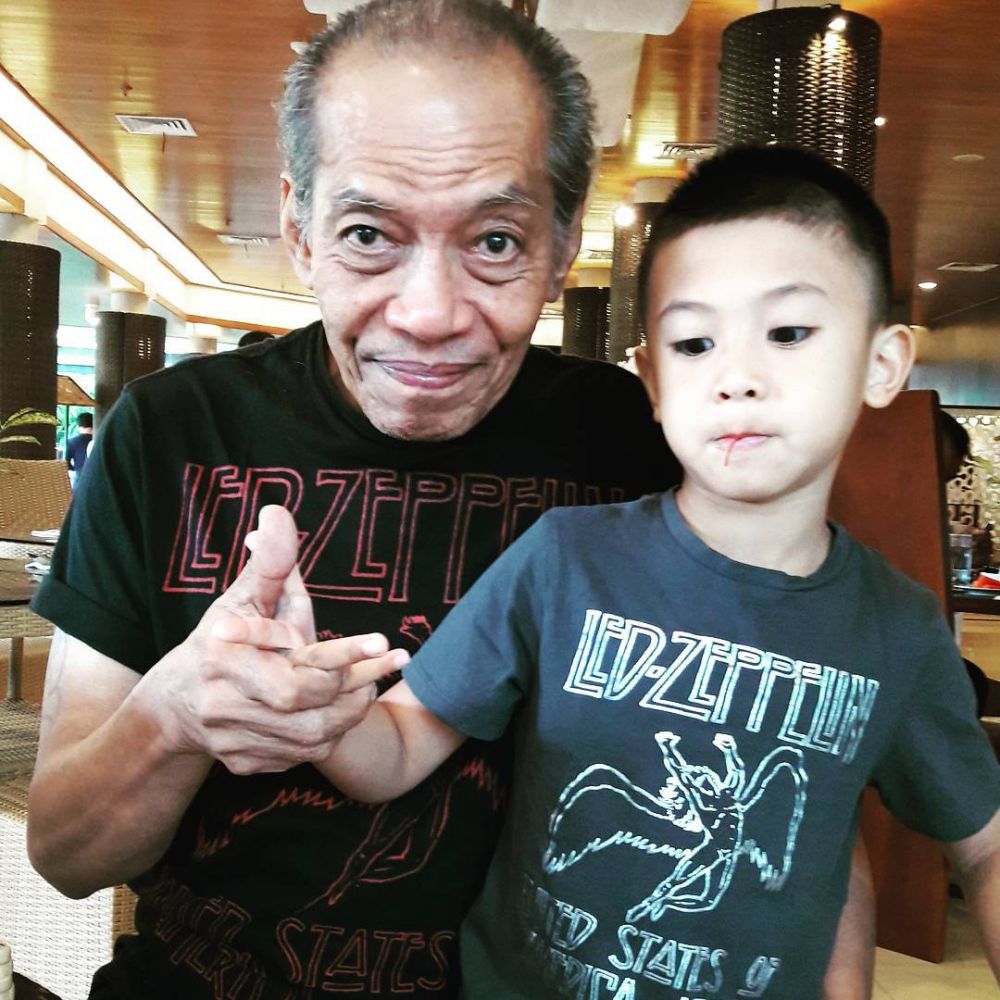 Gaya personel God Bless saat momong cucu, aura rockernya tak hilang
