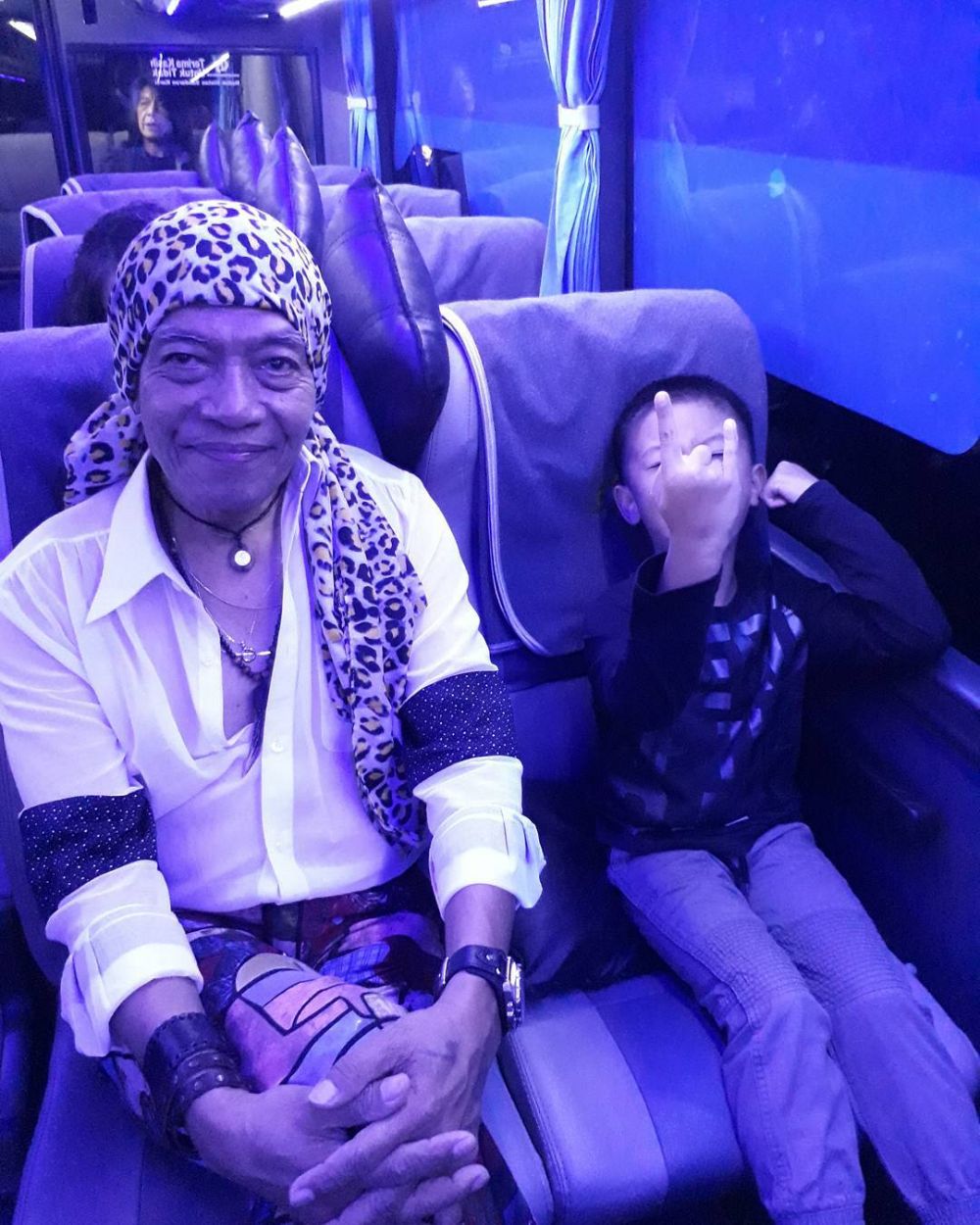 Gaya personel God Bless saat momong cucu, aura rockernya tak hilang