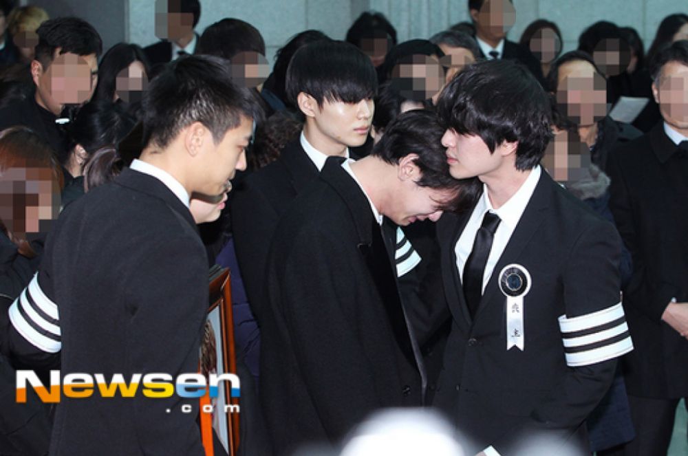 Momen sedih 4 member SHINee antar Jonghyun ke peristirahatan terakhir