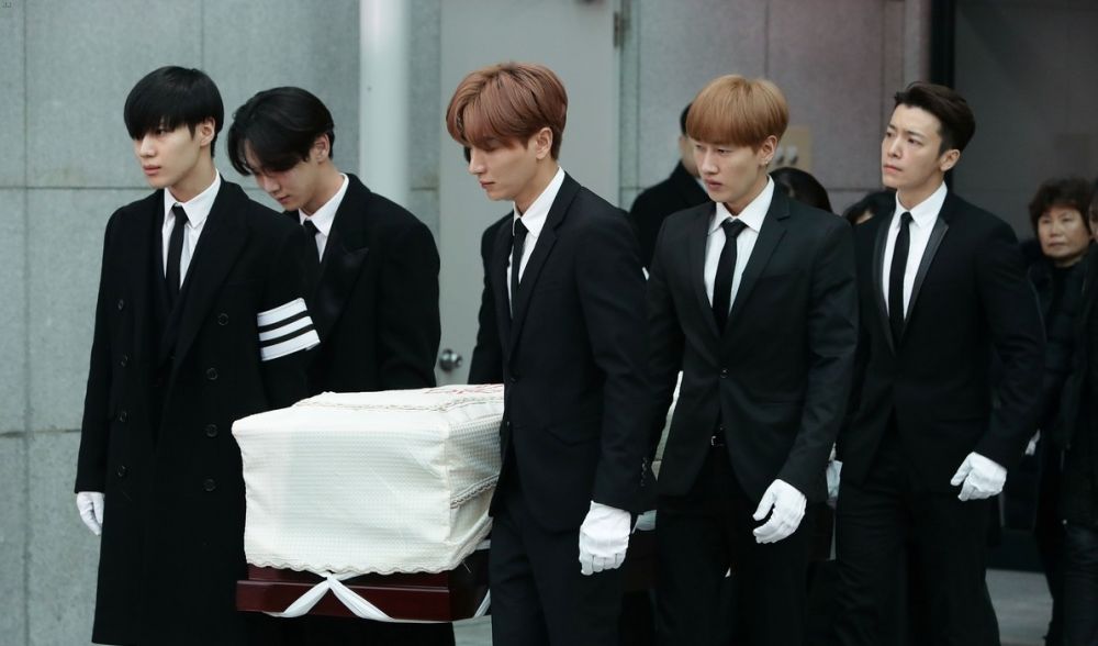 Momen sedih 4 member SHINee antar Jonghyun ke peristirahatan terakhir