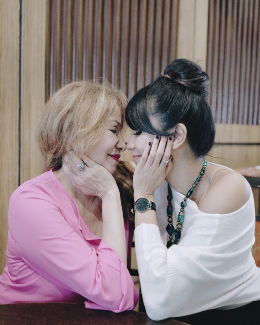 15 Seleb ini unggah foto bareng bunda di Hari Ibu, pesannya menyentuh